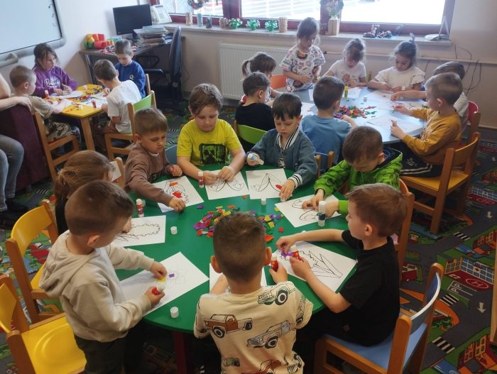 Miniaturka artykułu Gdzie rodzą się bajki i zaczyna wiosna – wizyta przedszkolaków  w Gminnym Ośrodku Kultury w Nagłowicach